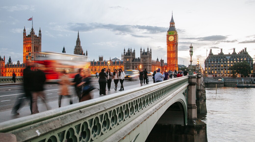 Westminster Bridge which includes a monument, a city and a bridge