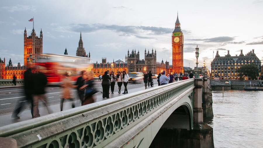 Westminster Bridge which includes a monument, a city and a bridge