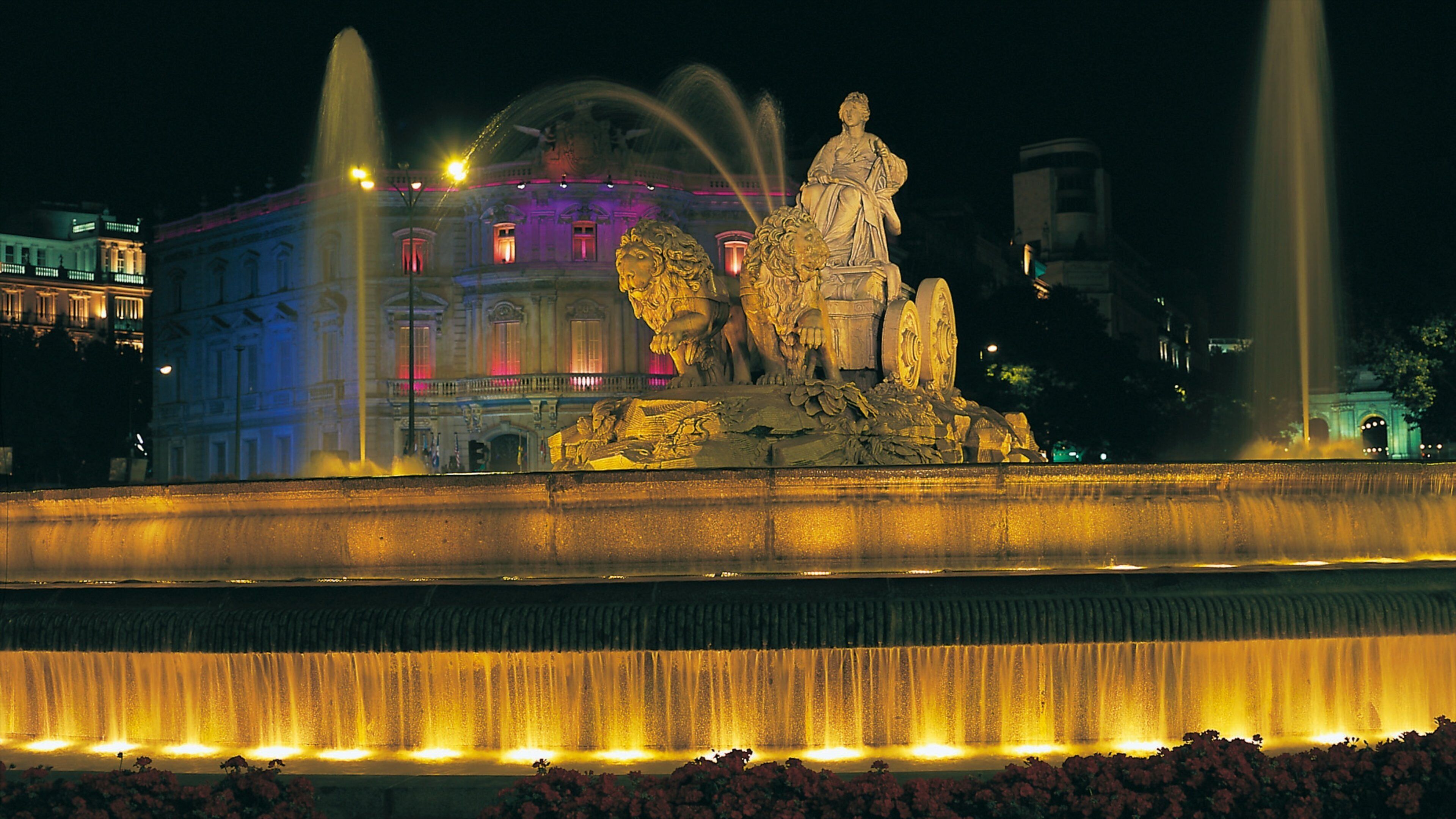 Plaza de Cibeles mit einem Springbrunnen, Platz oder Plaza und Stadt