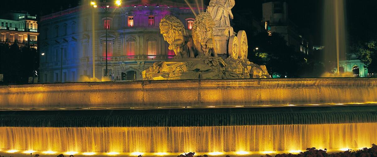 Plaza de Cibeles mit einem Springbrunnen, Platz oder Plaza und Stadt