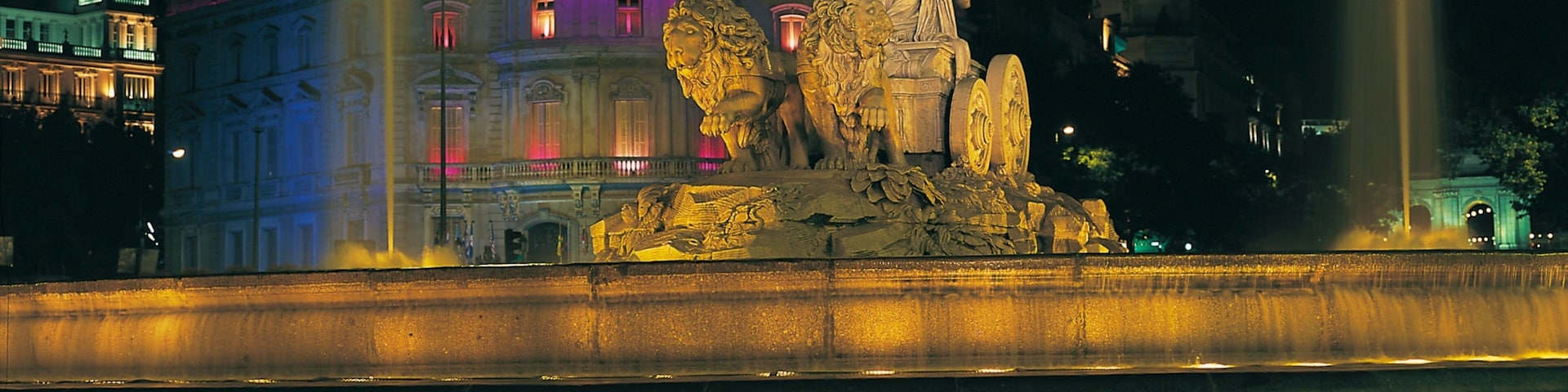 Plaza de Cibeles showing a square or plaza, a statue or sculpture and night scenes