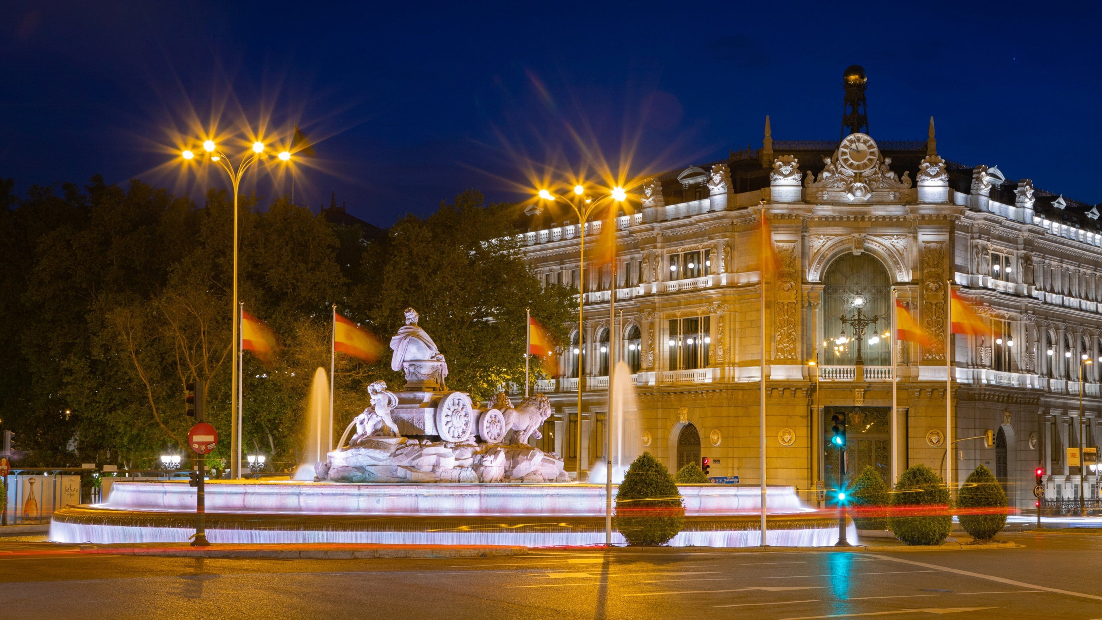 Plaza de Cibeles showing heritage architecture, a fountain and night scenes