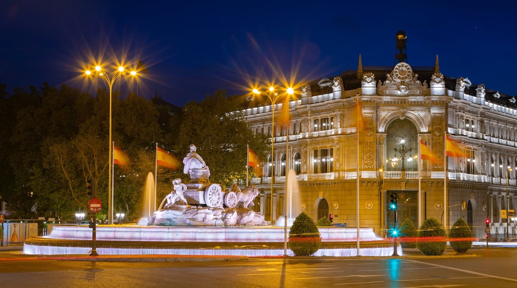 Plaza de Cibeles showing heritage architecture, a fountain and night scenes