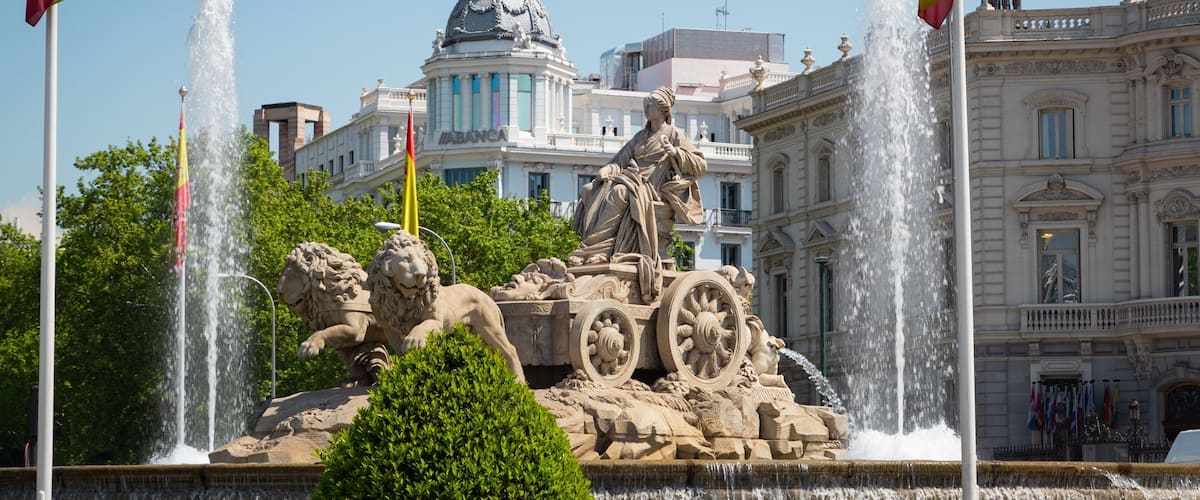 Plaza de Cibeles showing a fountain, heritage elements and a statue or sculpture