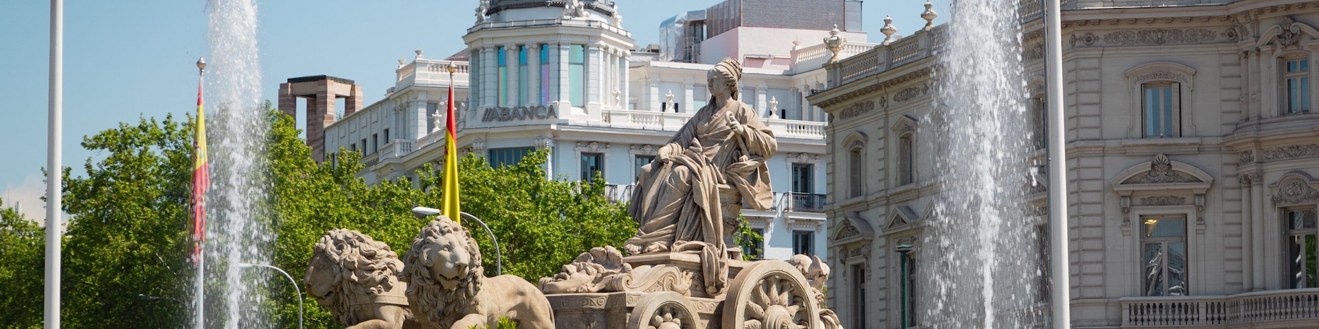 Plaza de Cibeles showing a fountain, heritage elements and a statue or sculpture