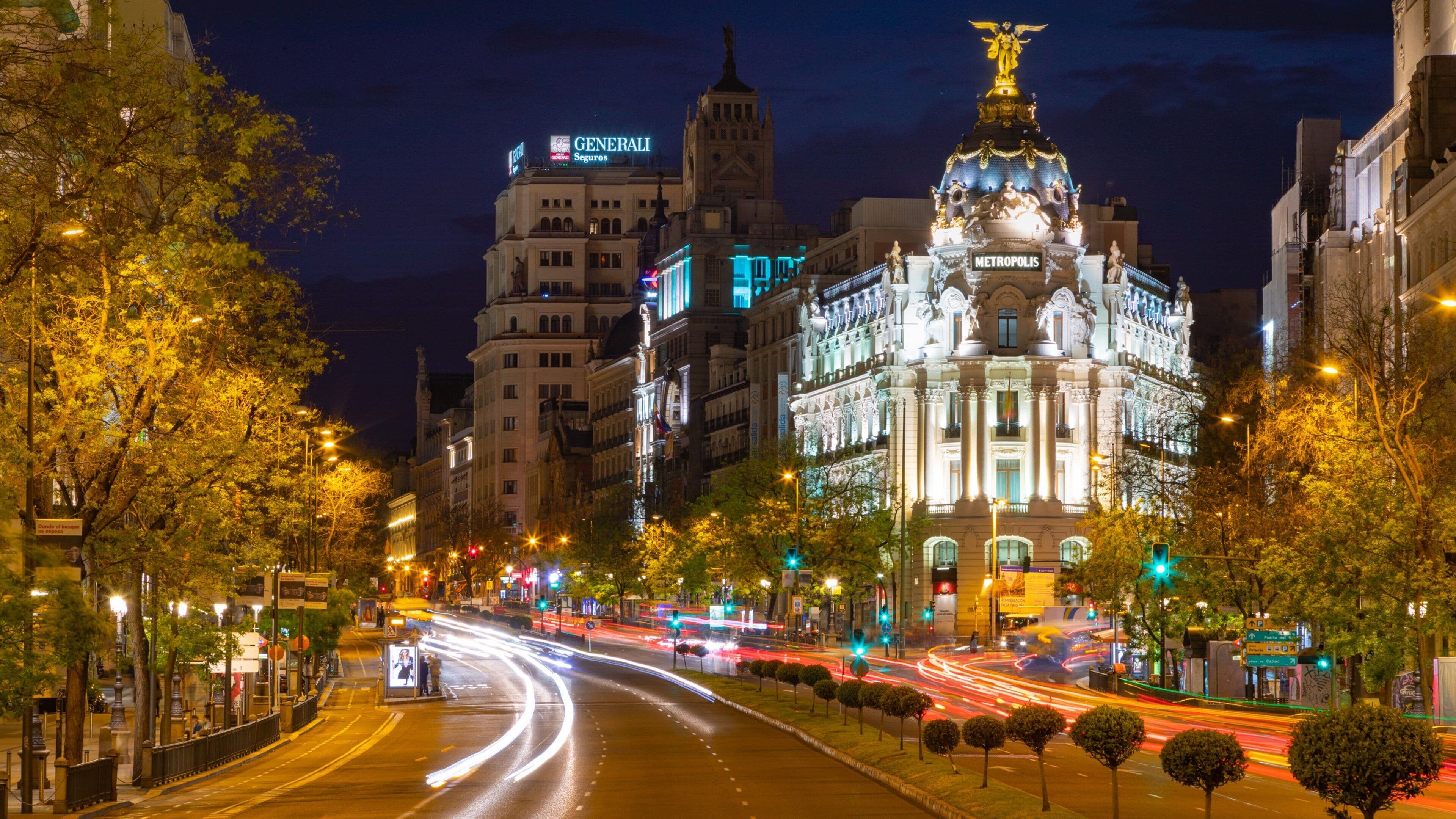Plaza de Cibeles which includes heritage architecture, night scenes and a city