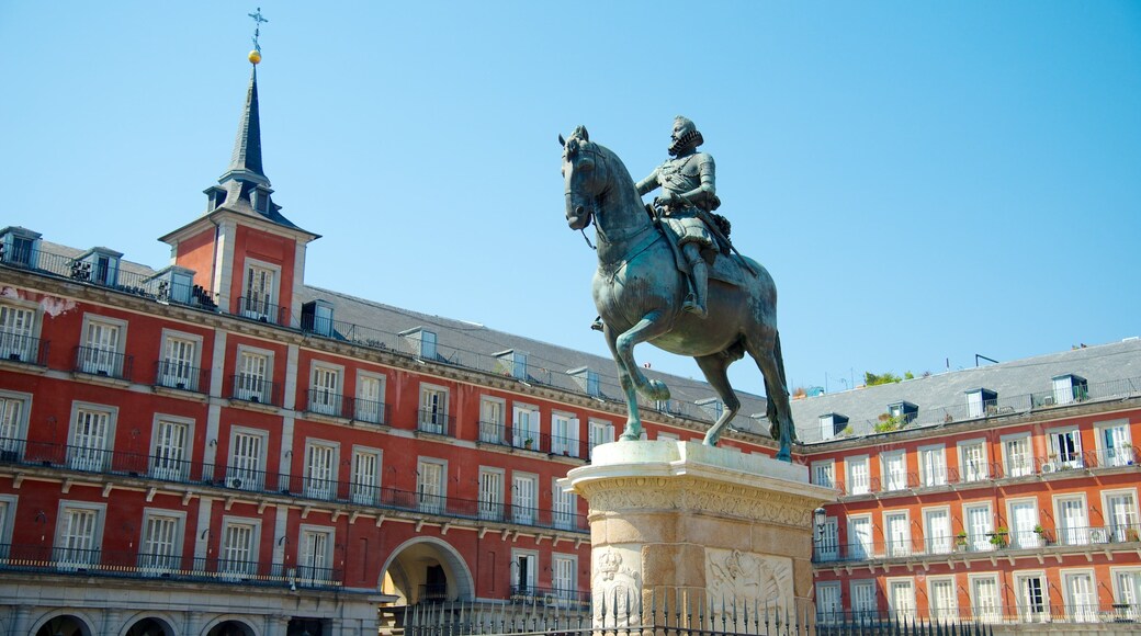 Plaza Mayor which includes a square or plaza, an administrative buidling and heritage architecture