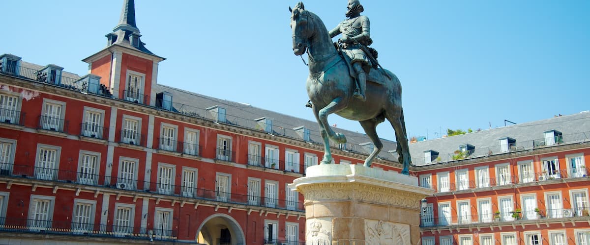 Plaza Mayor ofreciendo una estatua o escultura, patrimonio de arquitectura y un edificio administrativo