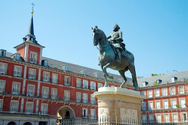 Plaza Mayor welches beinhaltet historische Architektur, VerwaltungsgebÀude und Platz oder Plaza