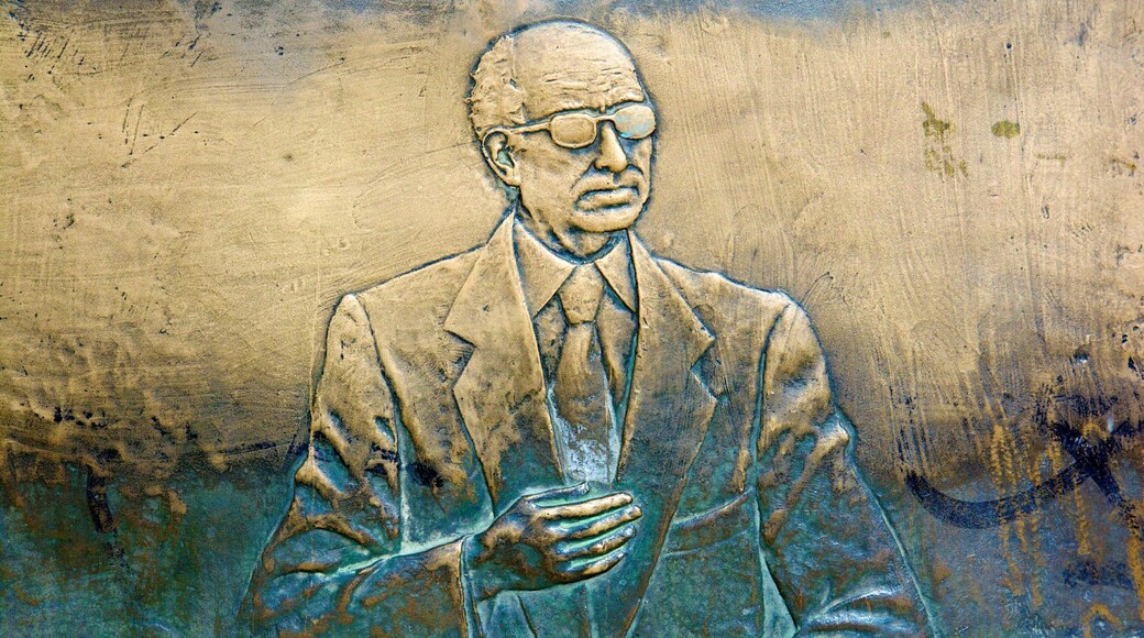 Plaza Mayor som inkluderer minnesmerke og utendørs kunst