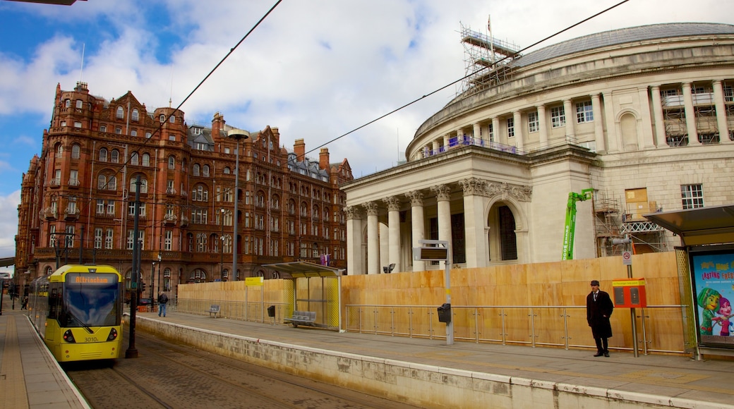 St. Peter\'s Square mettant en vedette ville et patrimoine architectural aussi bien que homme