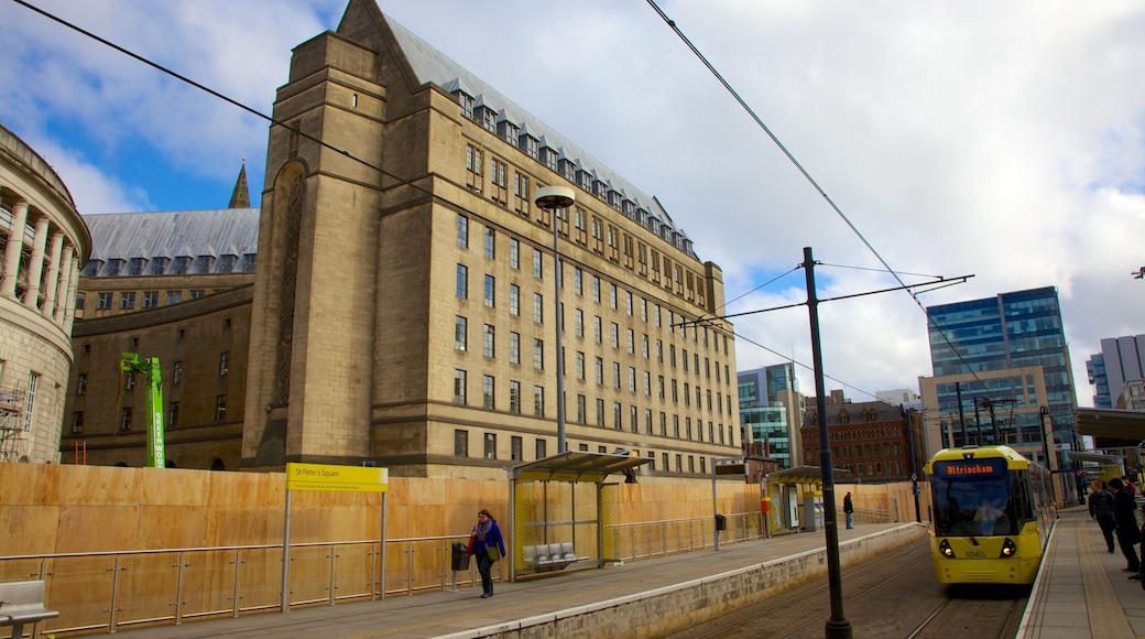 St. Peter\'s Square montrant ville, patrimoine architectural et square ou place