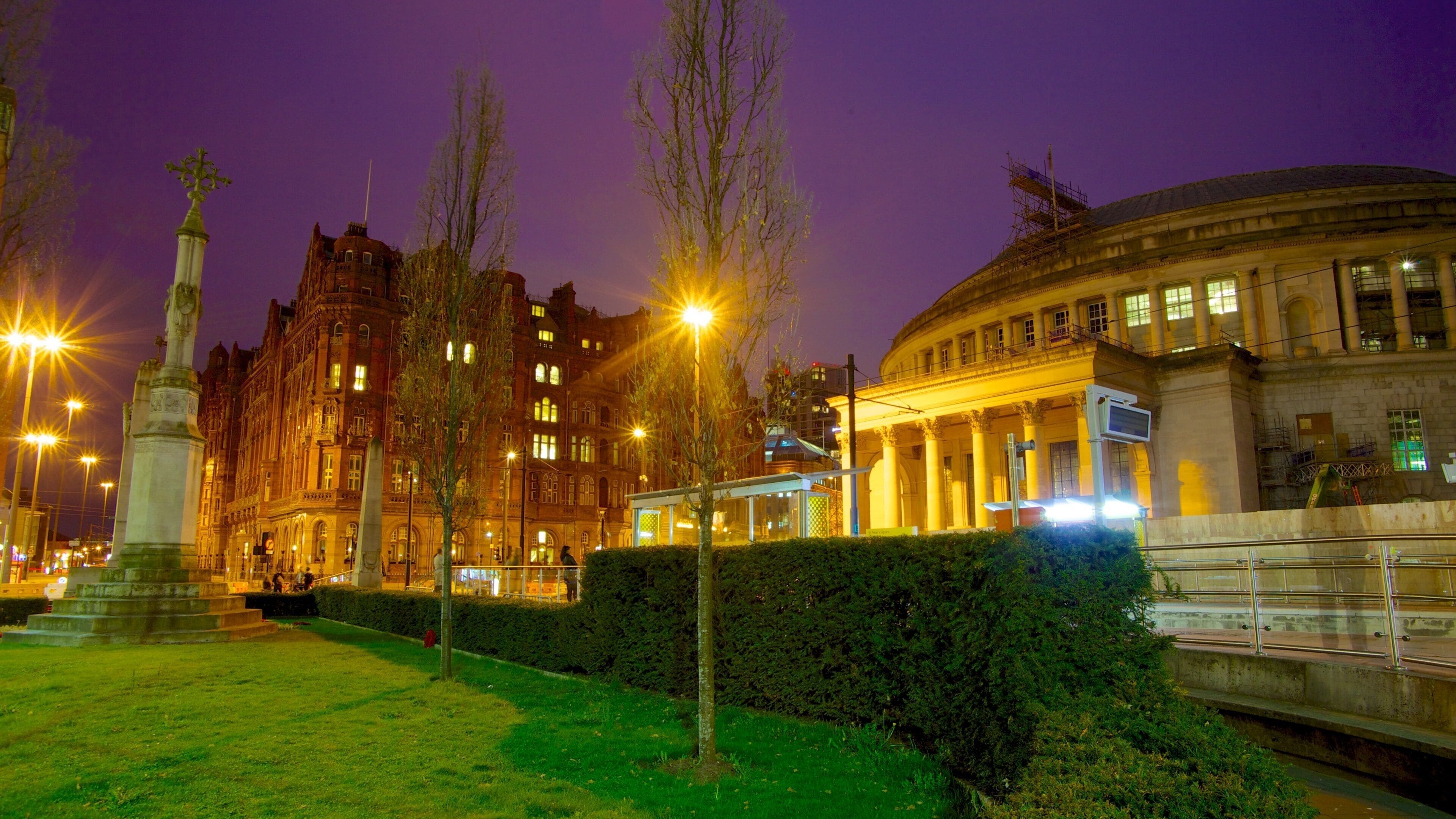 St. Peter\'s Square qui includes scènes de nuit, ville et parc
