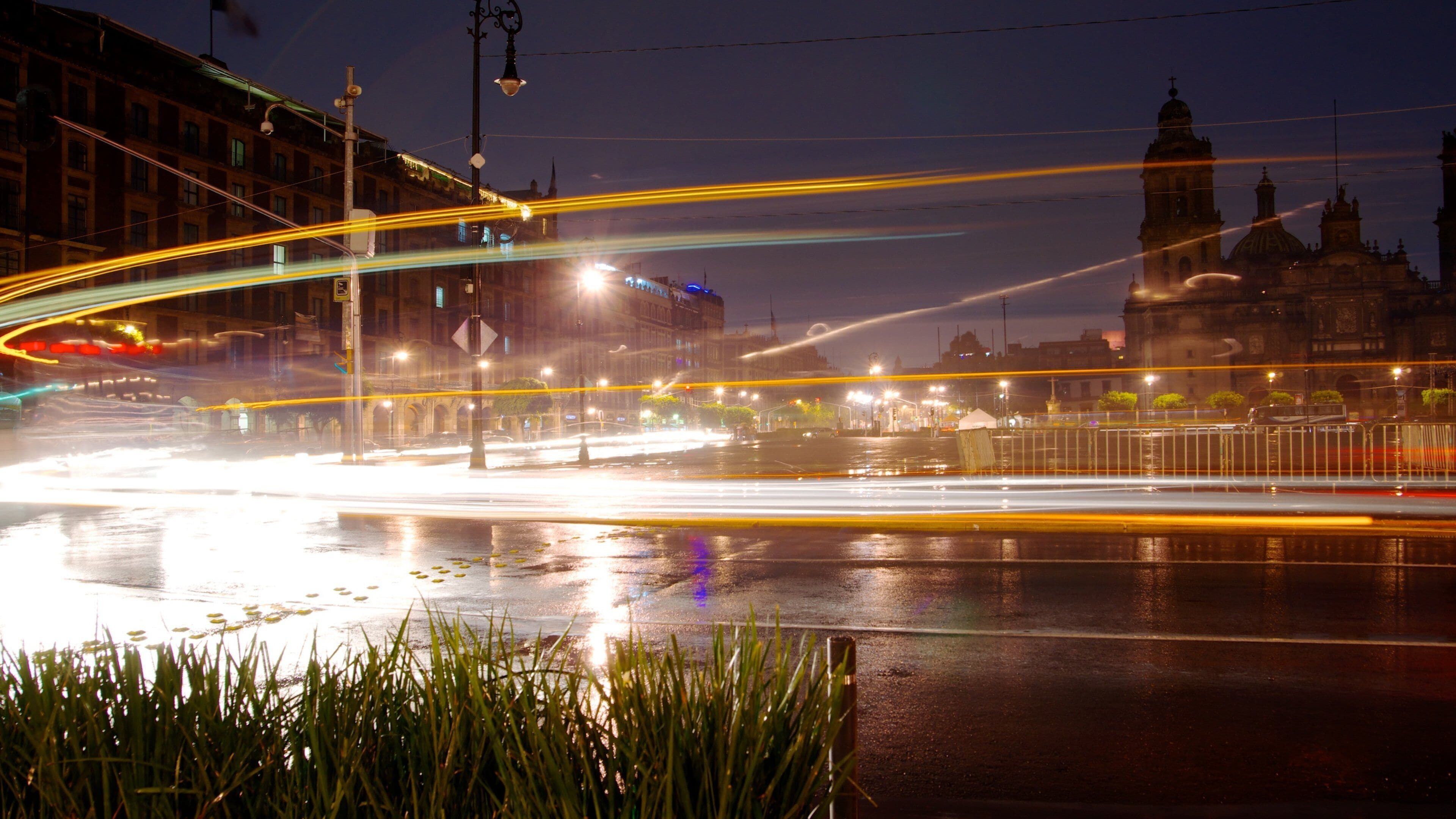 Zócalo ofreciendo escenas de noche, imágenes de calles y una ciudad