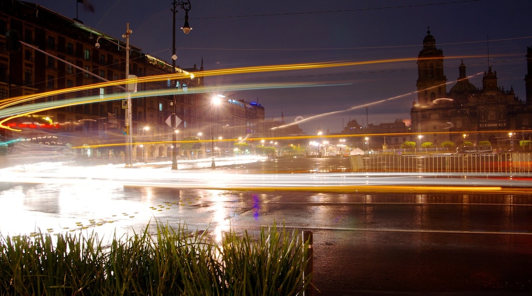 Zócalo ofreciendo escenas de noche, imágenes de calles y una ciudad