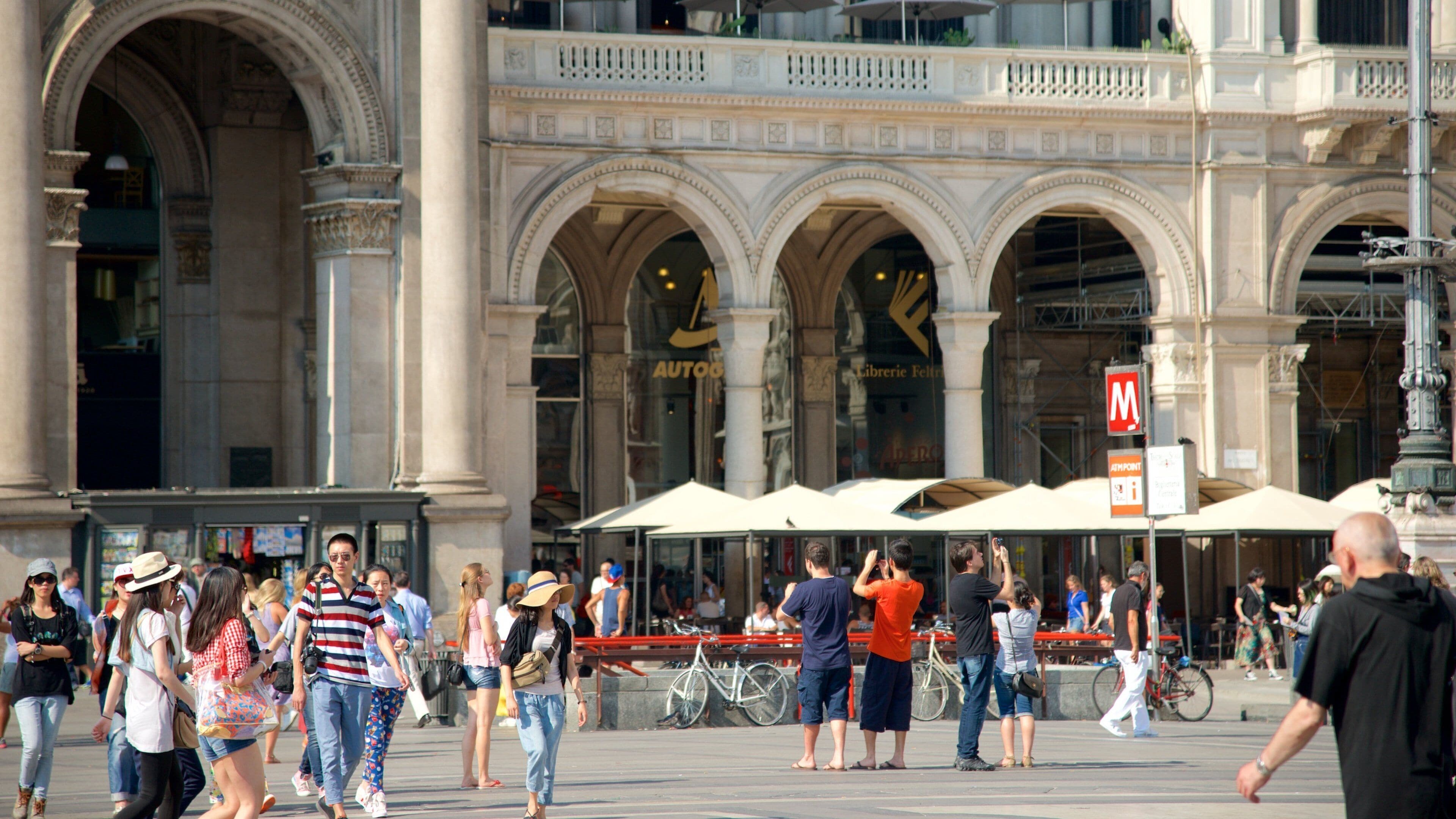 ドゥオーモ広場 (ミラノ中心部) - ツアーとアクティビティ | エクス