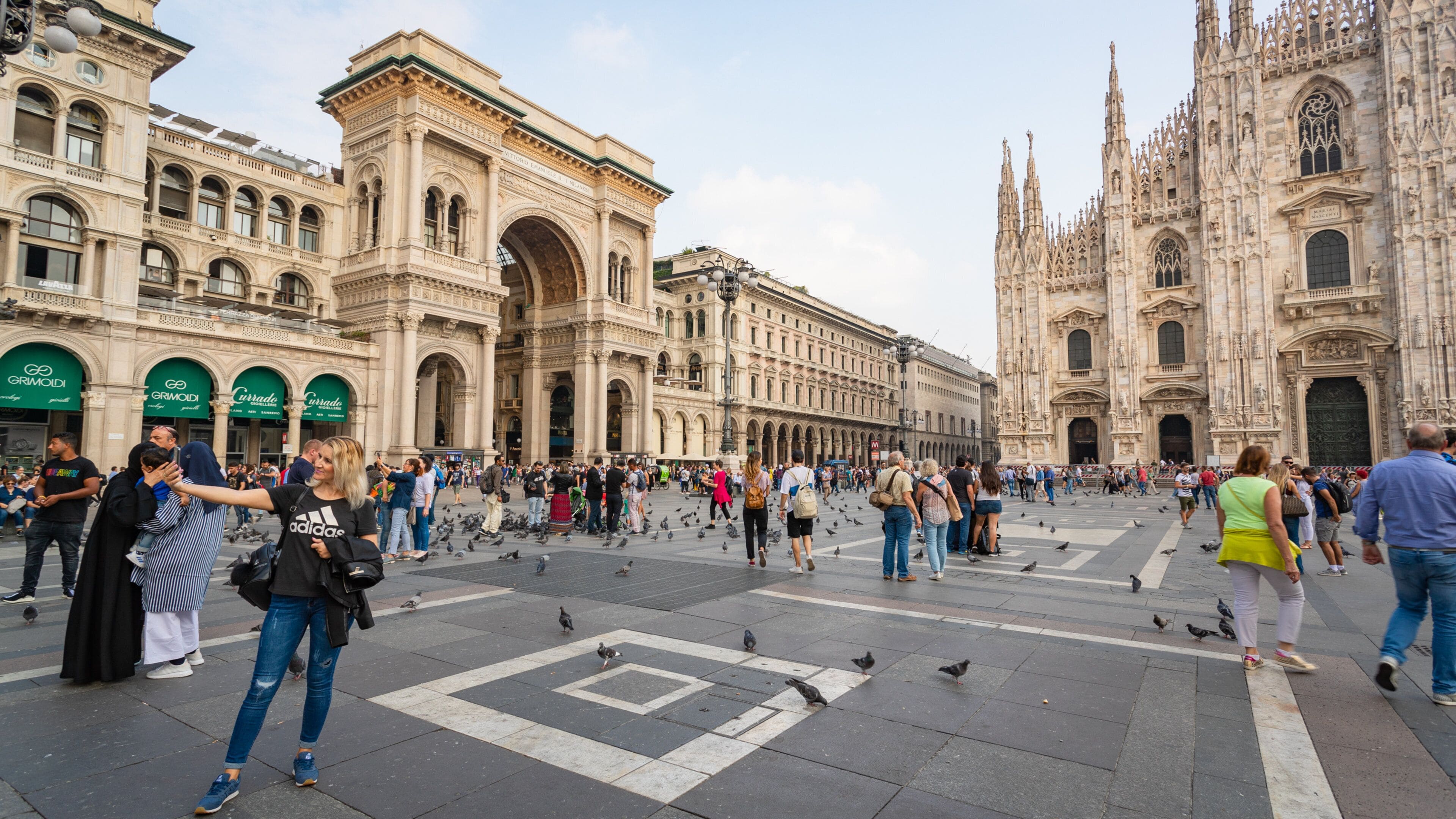 Piazza del Duomo showing street scenes, a church or cathedral and heritage architecture