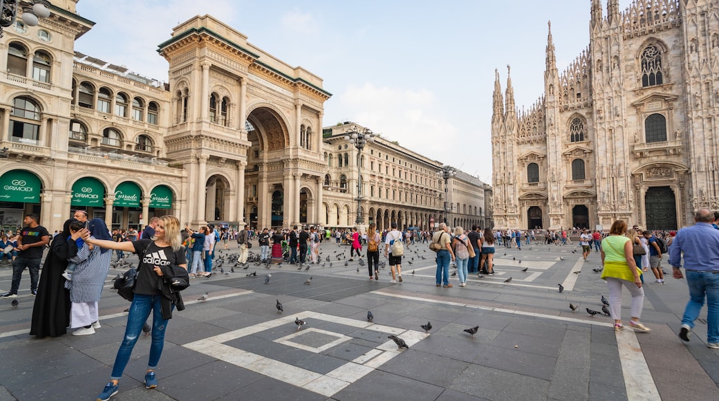 Piazza del Duomo showing street scenes, a church or cathedral and heritage architecture