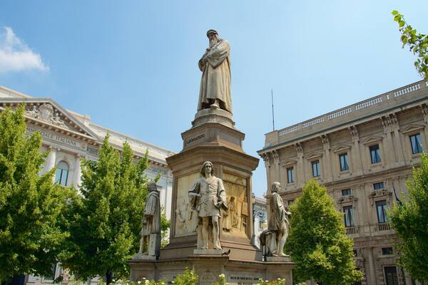 Piazza della Scala que incluye una estatua o escultura, un parque o plaza y patrimonio de arquitectura
