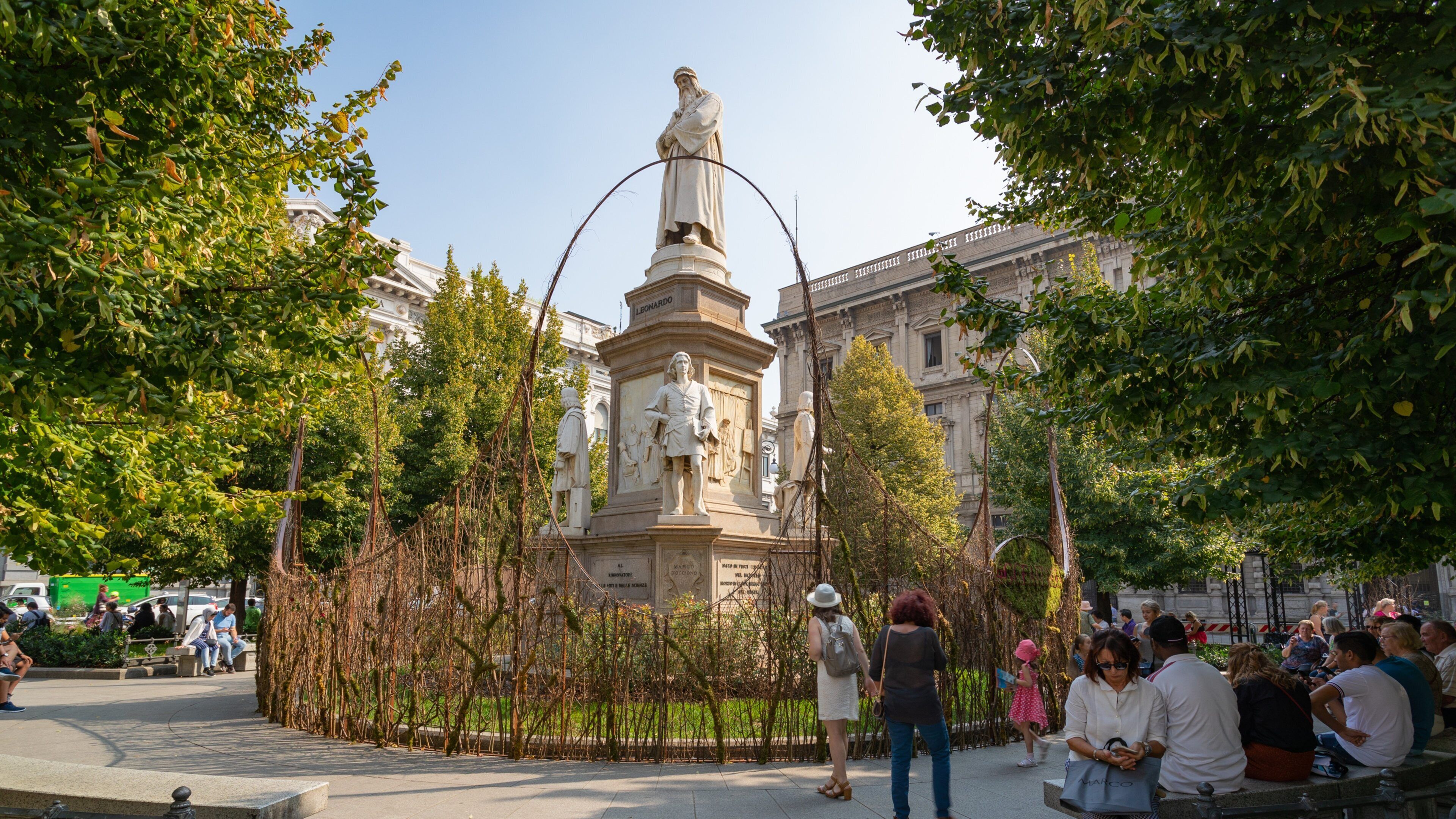 Piazza della Scala showing a garden, heritage elements and a statue or sculpture