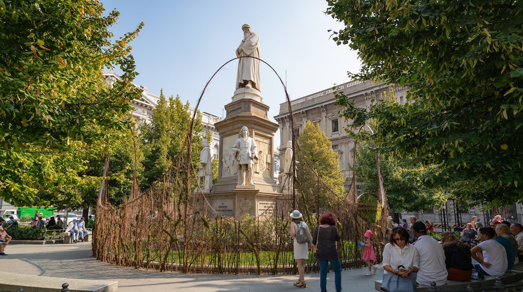 Piazza della Scala showing a garden, heritage elements and a statue or sculpture