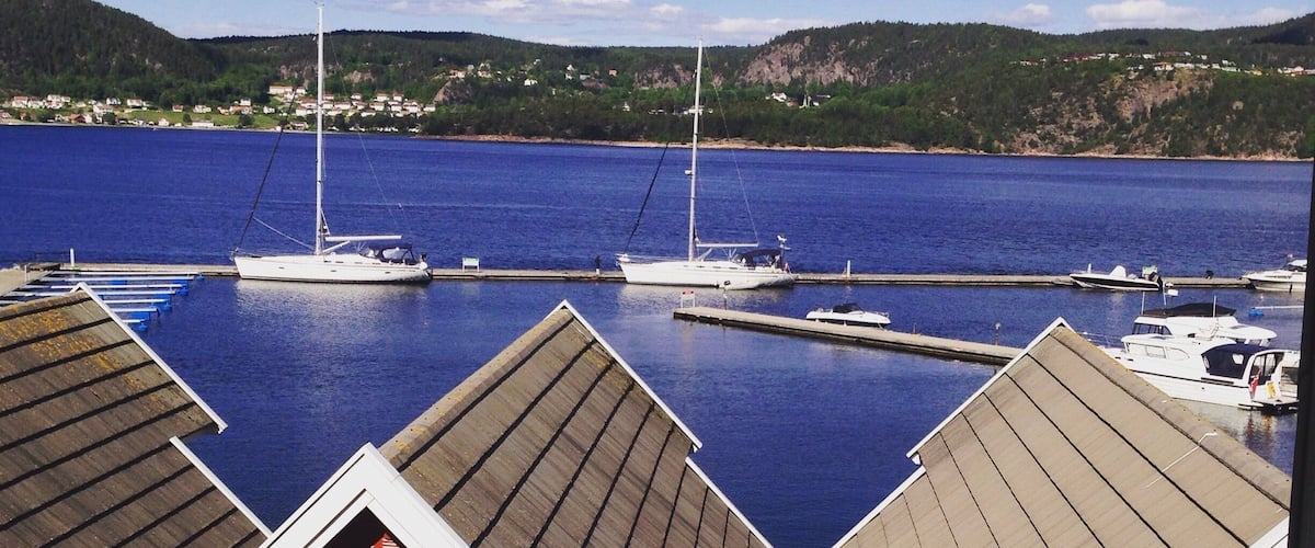 Gorgeous spot on the fjord about an hour out of Oslo. Spent a weekend here celebrating a friend's birthday. Good food at the restaurant and the views were beautiful. The villas fit 6 people in each.