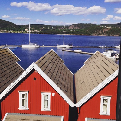 Gorgeous spot on the fjord about an hour out of Oslo. Spent a weekend here celebrating a friend's birthday. Good food at the restaurant and the views were beautiful. The villas fit 6 people in each.