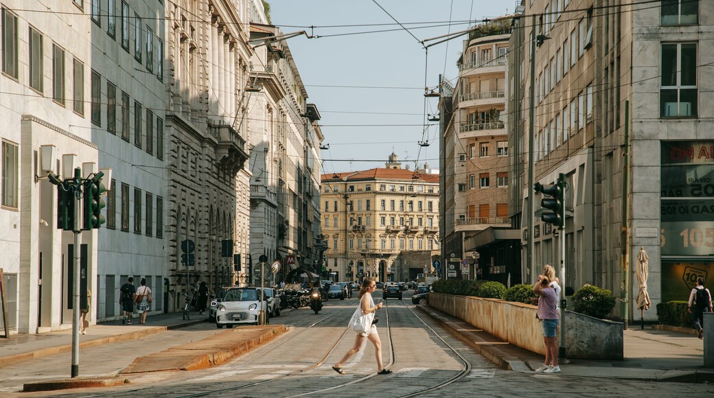 Porta Nuova showing street scenes and a city