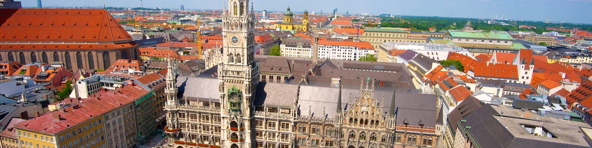 Una plaza histórica en la ciudad con una catedral destacada, rodeada de edificios coloridos y un cielo azul despejado.