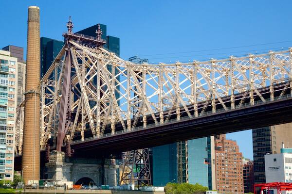 Williamsburg Bridge welches beinhaltet Brücke und Stadt