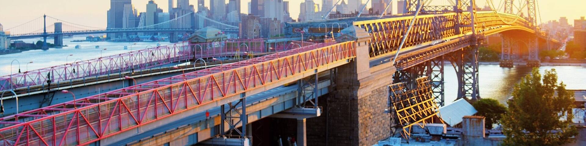 Williamsburg bridge and downtown Manhattan skyline in Brooklyn