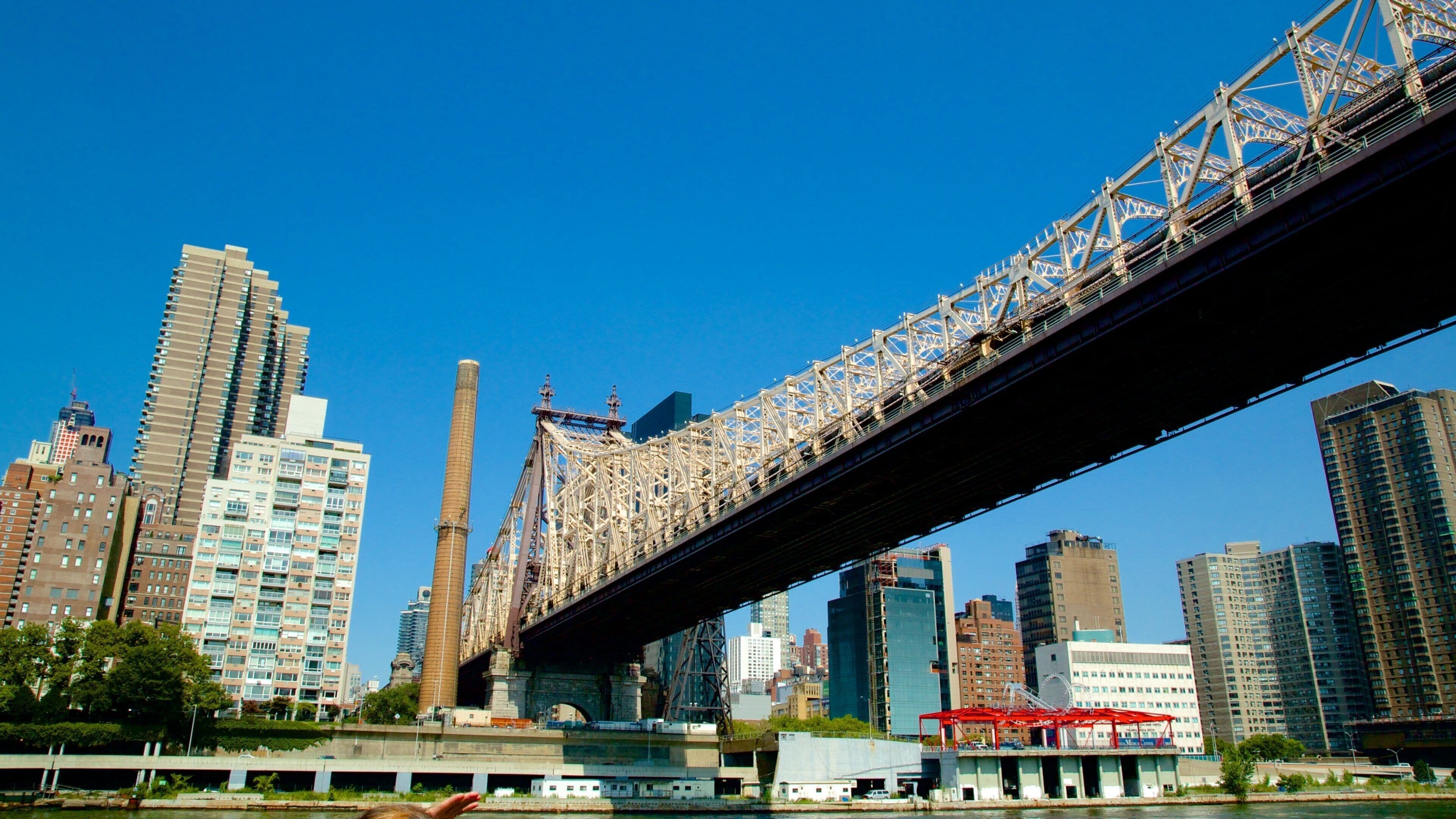 Williamsburg Bridge bevat een stad en een brug