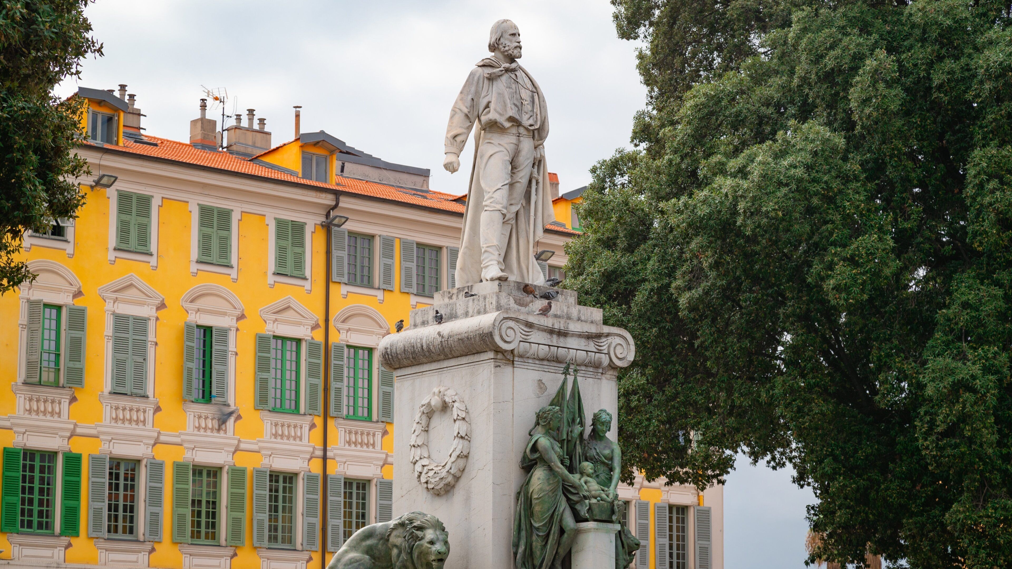 Place Garibaldi which includes a statue or sculpture and heritage elements