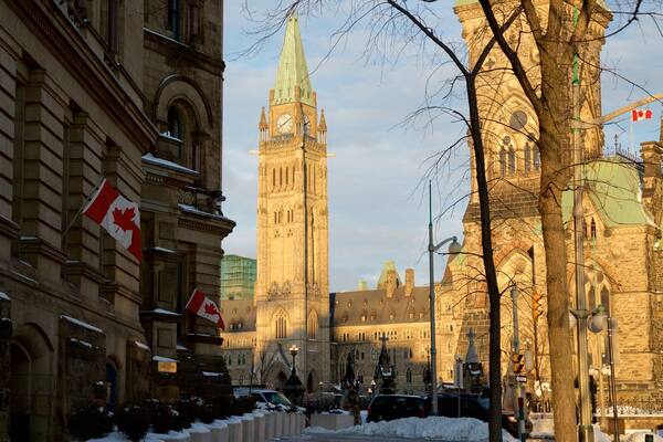 Place de la Confédération montrant ville et patrimoine architectural