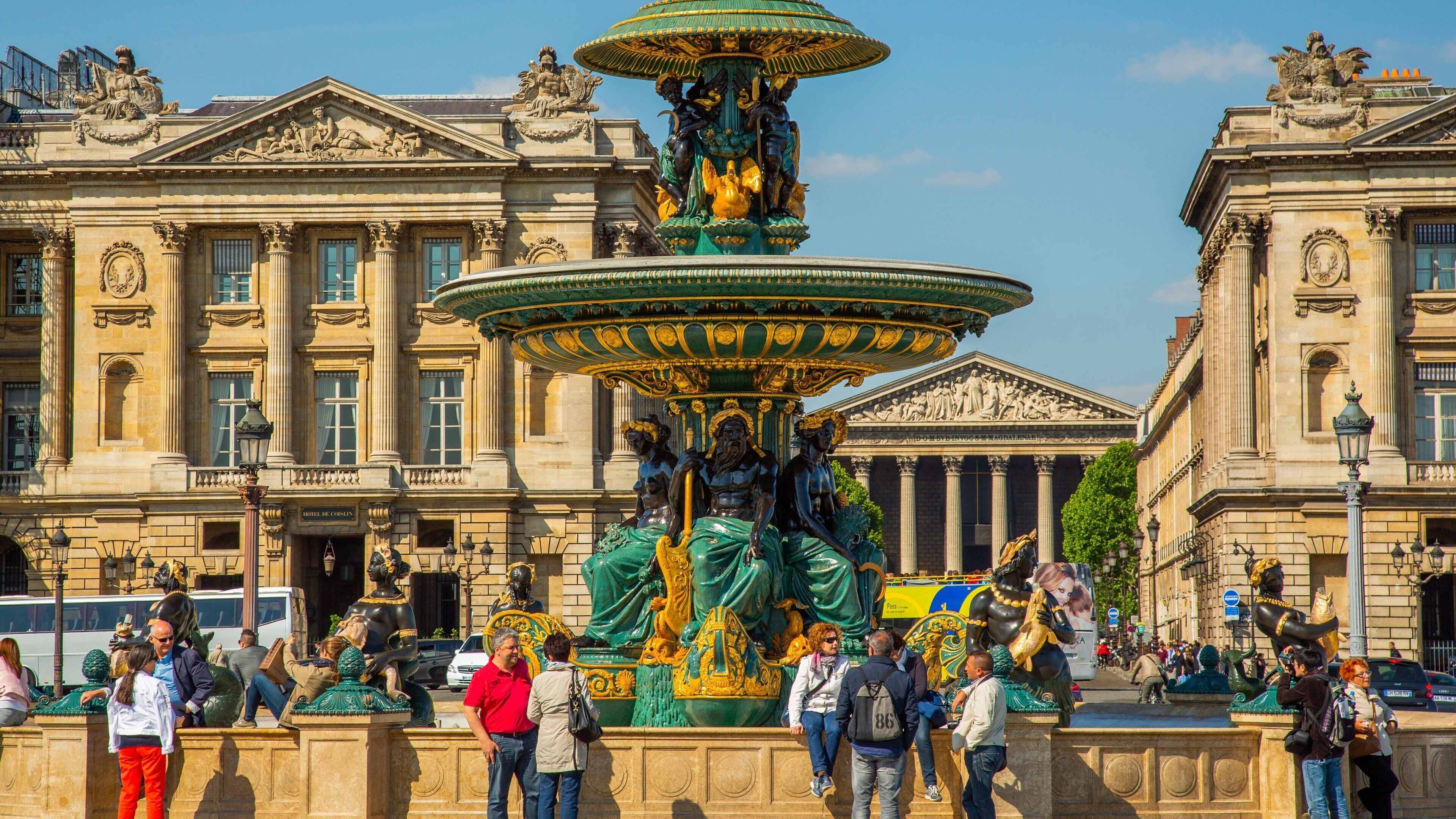 Place de la Concorde featuring a city, street scenes and heritage architecture