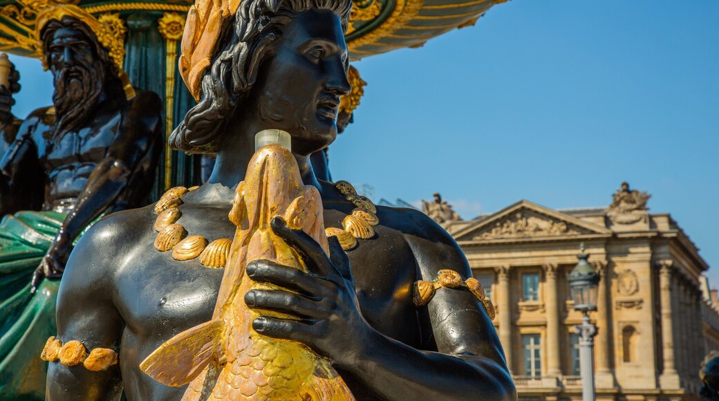 Place de la Concorde which includes a statue or sculpture