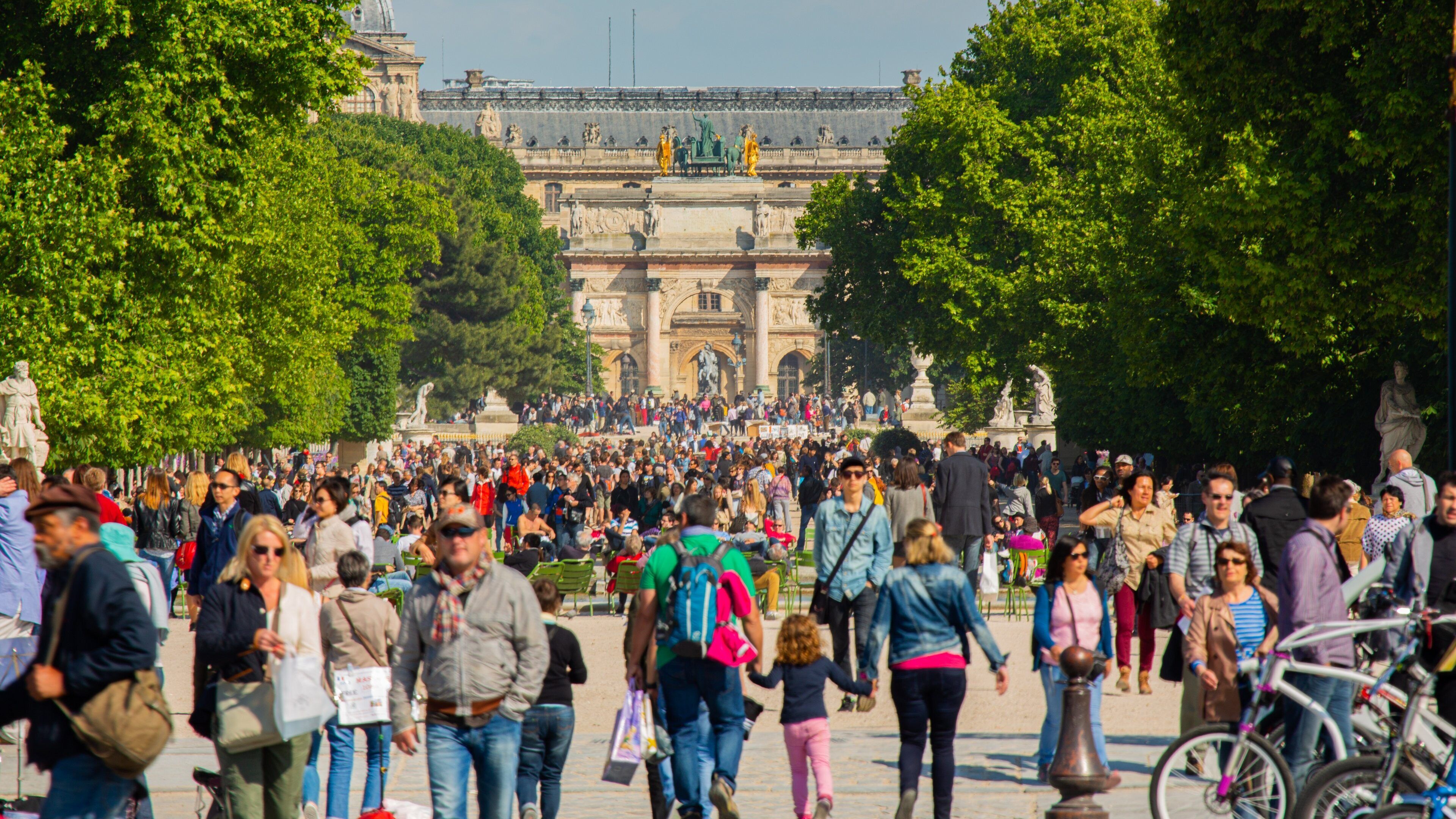 Place de la Concorde featuring street scenes and a square or plaza as well as a large group of people