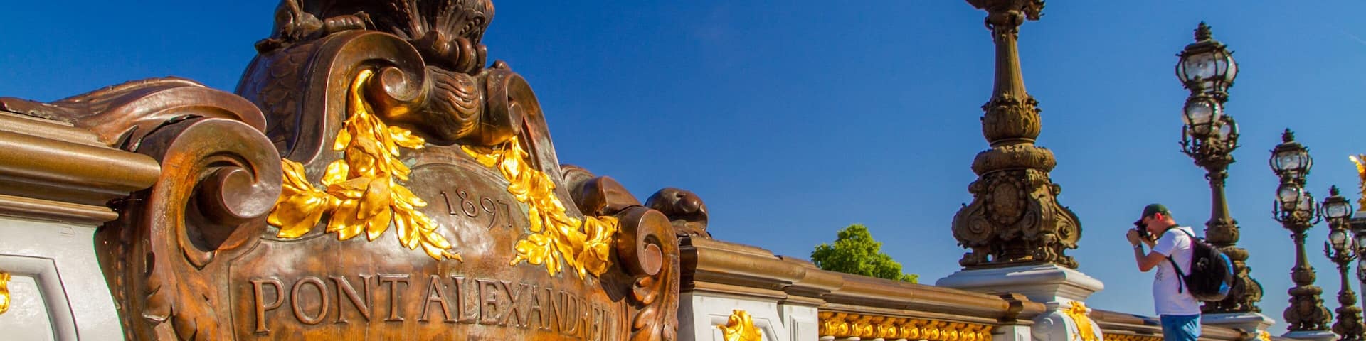 Pont Alexandre-III which includes heritage elements, views and signage