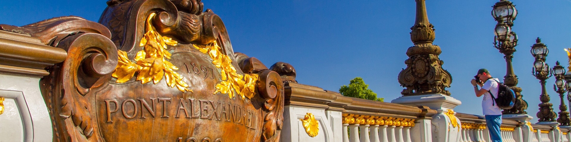 Pont Alexandre-III which includes heritage elements, views and signage