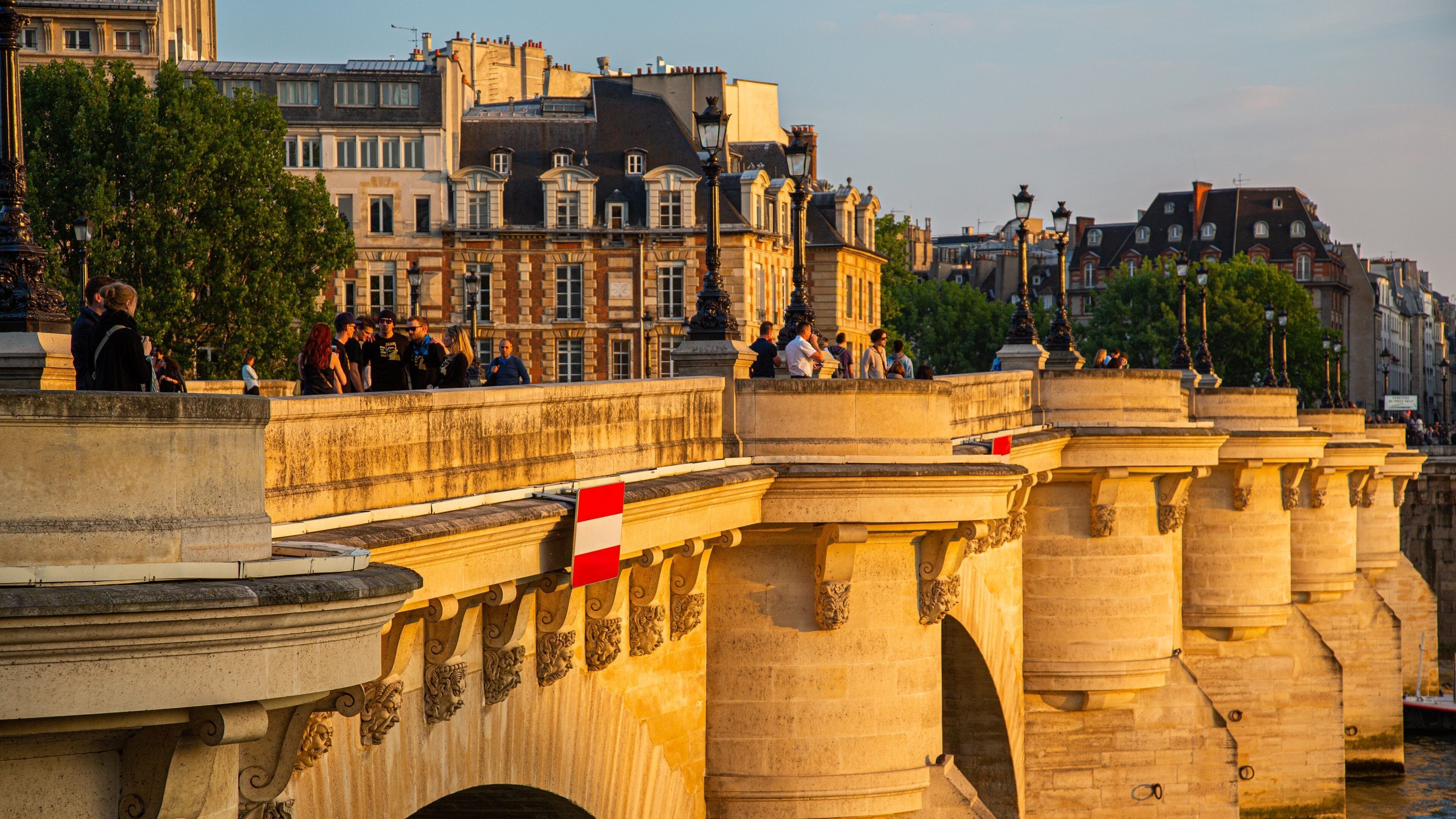 Pont Neuf showing a sunset and heritage elements