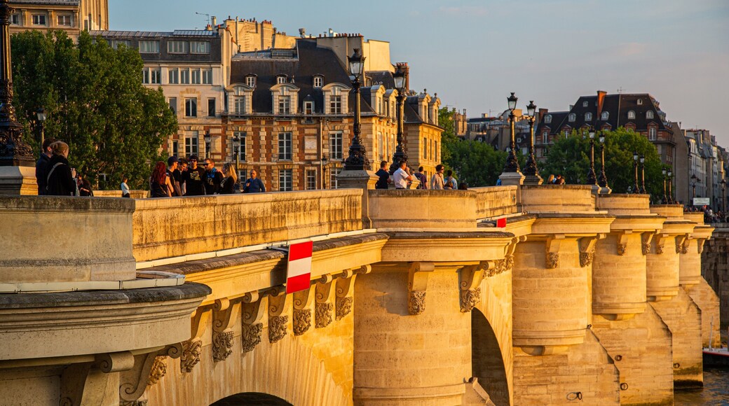 Pont Neuf showing a sunset and heritage elements