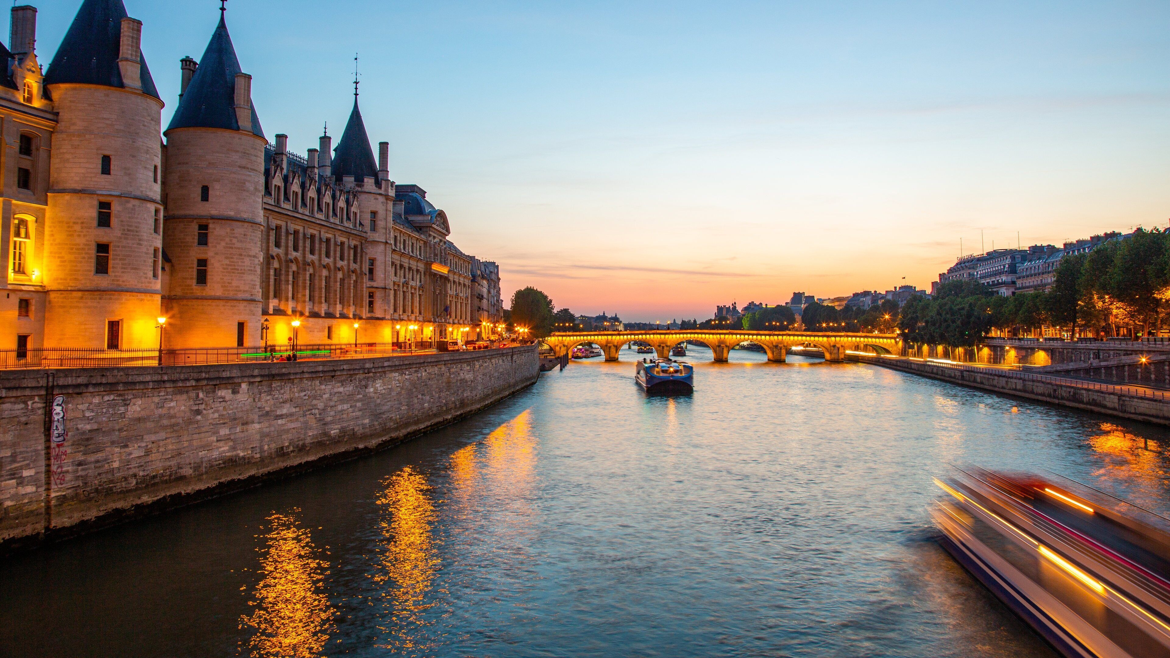 Pont Neuf in Paris City Center - Tours and Activities | Expedia.ca