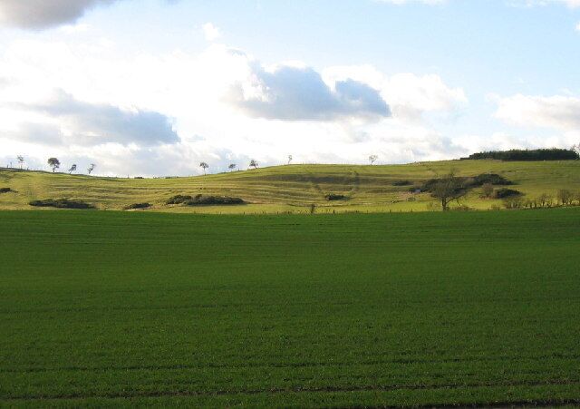 Farmland ancient and modern. This square has no buildings in it of any sort but the contrast is obvious between the modern farming in the foreground and the ancient ridge and furrow in the distance on the side of Park Hills
