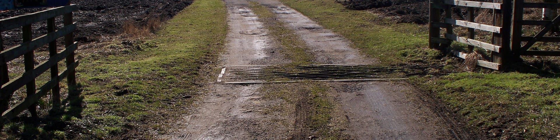 Public Footpath on farm track Leading to Hemel Farm