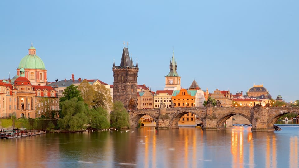 Pont Charles montrant riviĂšre ou ruisseau, ville et patrimoine historique