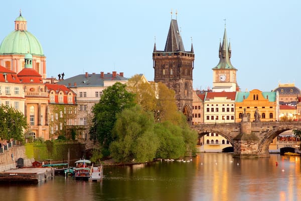 Pont Charles mettant en vedette pont, rivière ou ruisseau et patrimoine historique