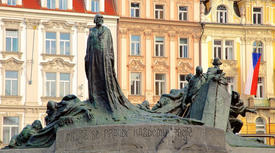 Det gamle torget fasiliteter samt statue eller skulptur, kulturarv og by