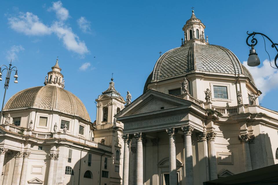 Un edifici històric amb teulades en forma de cúpula i columnes clàssiques.