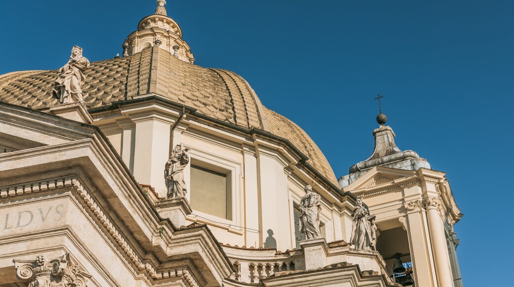Piazza del Popolo featuring heritage architecture