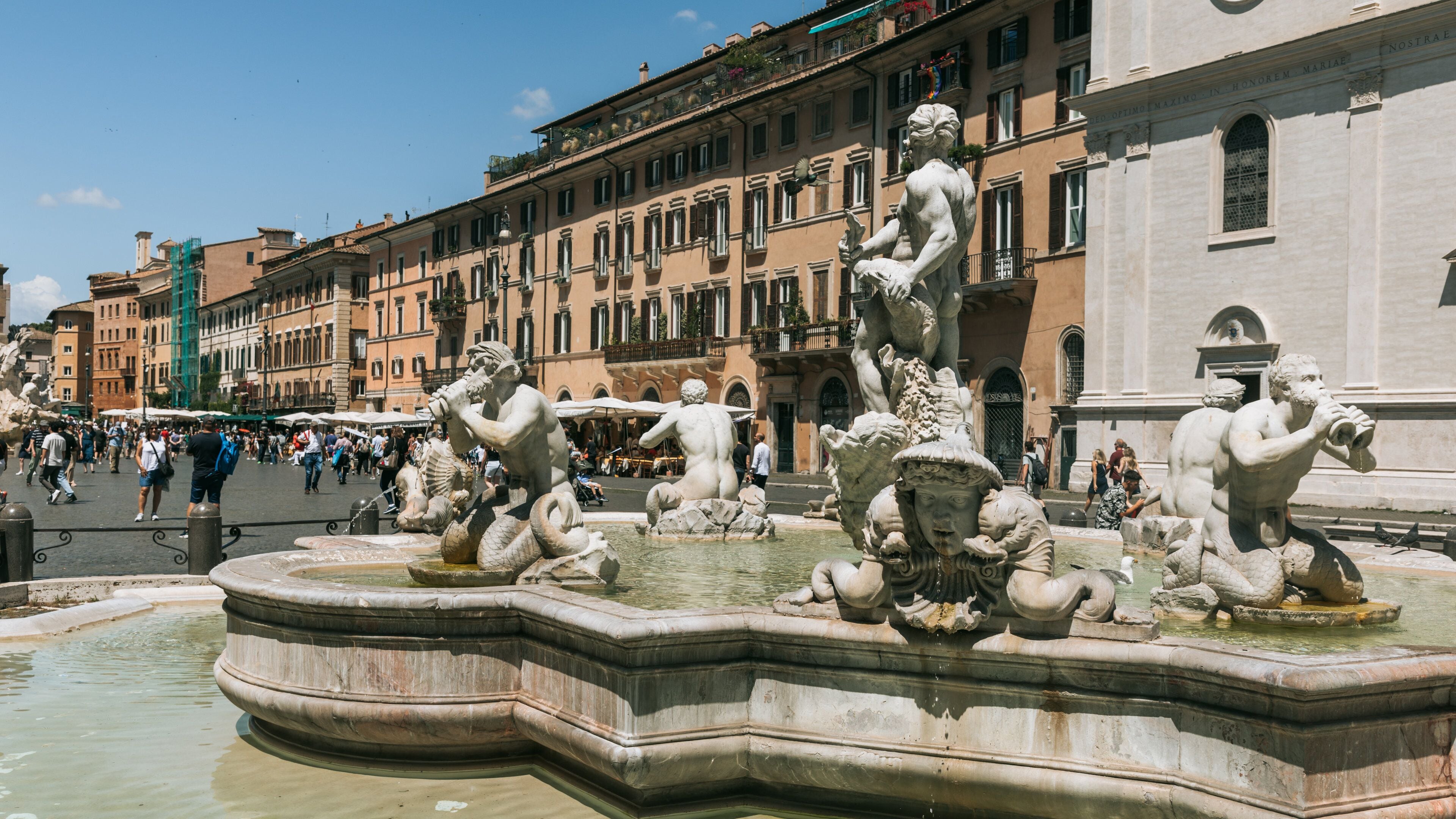 Piazza Navona showing heritage elements, a city and a statue or sculpture